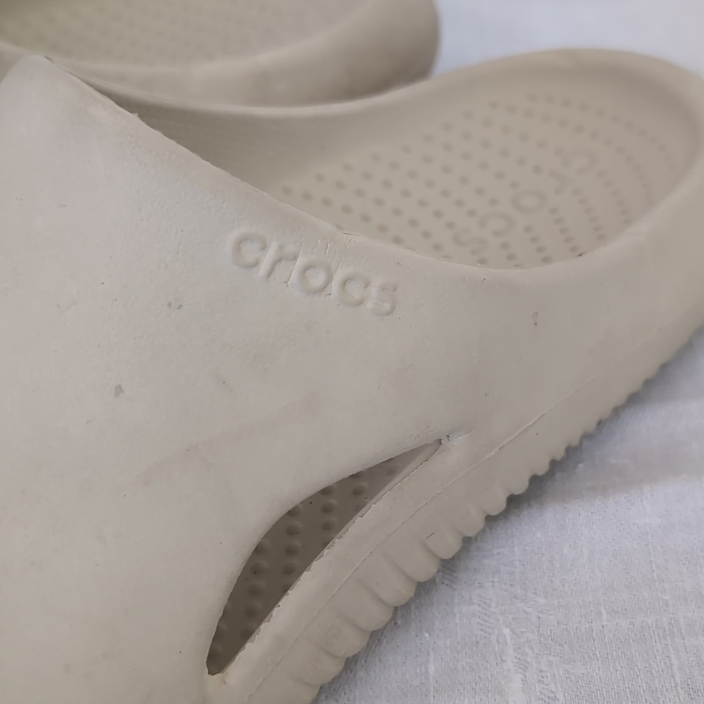 Crocs Unisex Beige White Slides Men's 6 Women's 8 - Picture 2 of 6